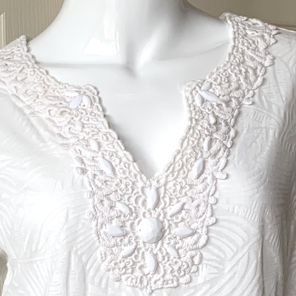 Chico’s - classic, feminine women’s blouse (Size 1 which is an M) - Picture 2 of 4